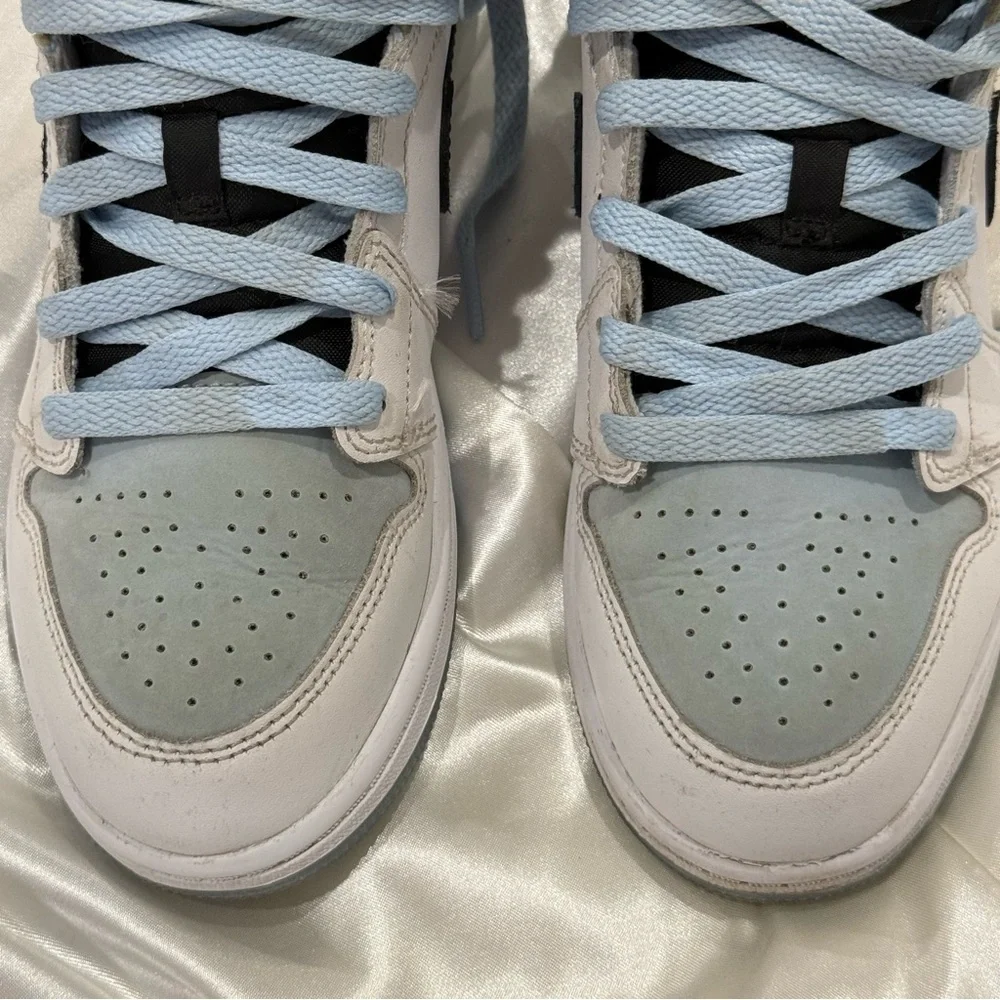 Nike Air Jordan Retro 1 MID SE Sneakers UNC Ice Blue Size 3Y Streetwear Sporty